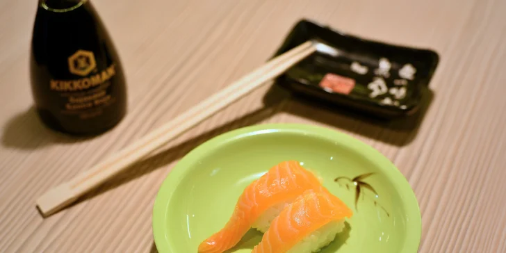 Můžete sáhnout po mističkách s různými druhy sushi, zákusků nebo třeba s ovocem.