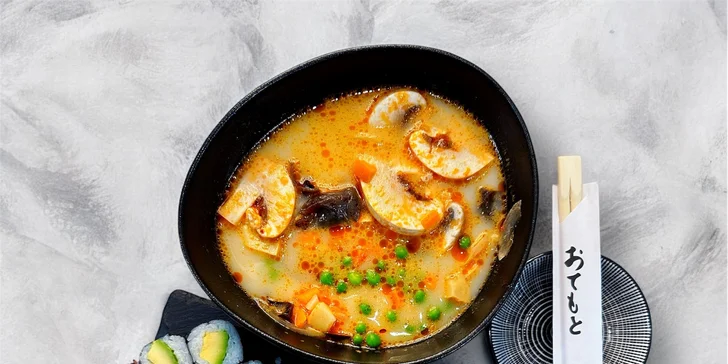 Kromě maki s avokádem a lososem vás čeká také sake special s lososem, okurkou a kaviárem nebo tempura se smaženou krevetou. 