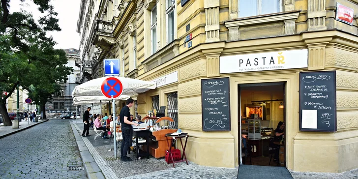 Sympatický podnik najdete v historickém domě na Malostranském nábřeží.