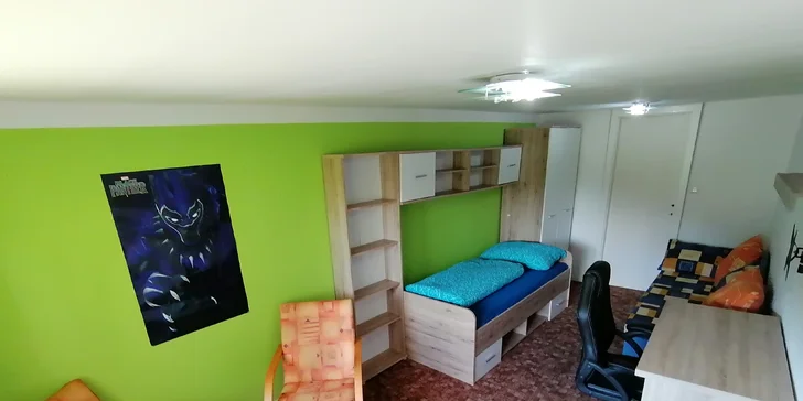 V spálni je manželská posteľ, dve samostatné lôžka sú v ďalšej izbe a rozkladacia pohovka v obývacom kúte.