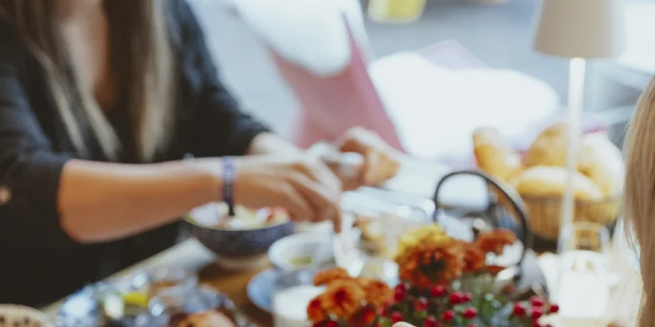 Restaurace se zaměřuje na kuchyni z celého světa i lokální ingredience. 