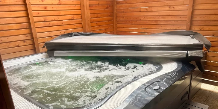 Dopřejte si blahodárnou lázeň ve venkovní vířivce s hydromasážními tryskami.
