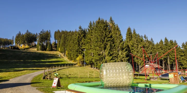 Hotel sousedí se skiareálem Bíla, kde to žije i přes léto. 
