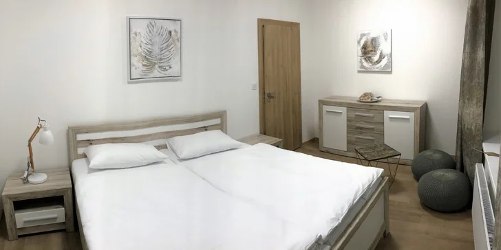 Váš pokoj s předsíňkou bude komfortně zařízený a vedle manželské postele najdete i noční stolky s lampičkou.