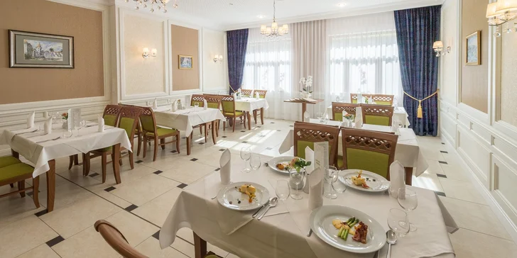 Hotelová restaurace se zaměřuje na domácí i světovou kuchyni.