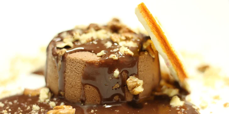 Lískooříškové semifreddo s čokoládovou polevou dostane vaše chuťové buňky do sedmého nebe.