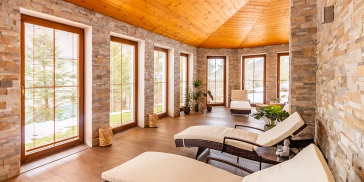 Relaxujte ve wellness na vnitřní terase s výhledem do přírody.