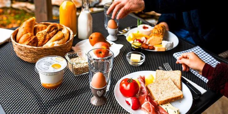 Raňajky sú servírované s dôrazom na čerstvosť a regionálne chute – raz za pobyt dostanete bohatý breakfast box plný chutných dobrôt. 
