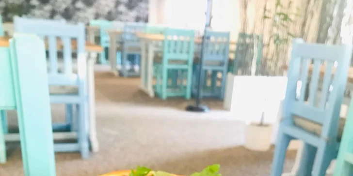 Jedna varianta zahrnuje pizzu, kterou si dáte na pokoji, druhá zase lahev vína. 