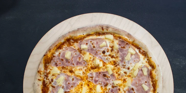 V nabídce je štědrá čtvrtka pizzy s osvěžujícím nápojem.