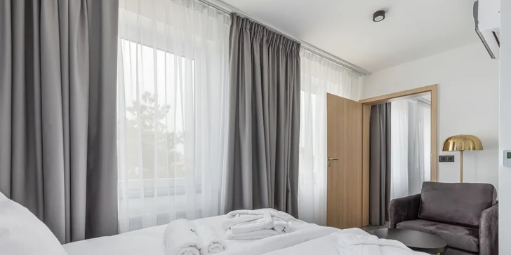 Apartmán má oddelenú spálňu.