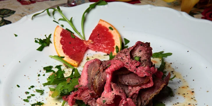 Anglický roastbeef na rukole preliaty sviežou grepovou omáčkou  (Menu 2)
