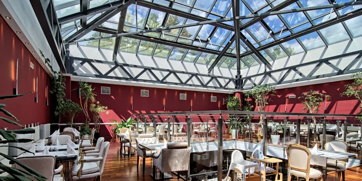 Hotelová restaurace Jan Kiepura má prosklenou střechu.