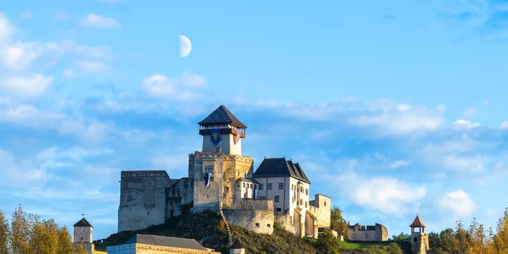 Za návštevu určite stojí aj Trenčiansky hrad, ktorý je len 16 km od ubytovania.