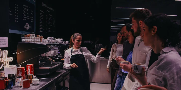 Kurz latte art je pak určen pokročilejším účastníkům, kteří už základní znalosti přípravy kávy mají. Na tomto kurzu se naučíte techniku kreslení srdíčka a rozetky.