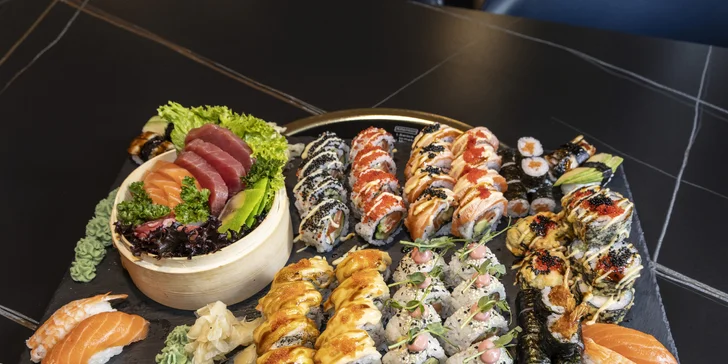 Na výběr jsou i velké mixy, ve kterých nechybí čerstvé sashimi, nigiri ani pestrá paleta oblíbených rolek.