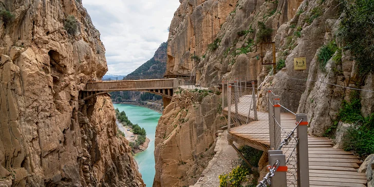 Vydáte se také jednu z nejpozoruhodnějších cest na světě, známou Caminito del Rey, která vede na dřevěných mostech 300 m nad zemí. 