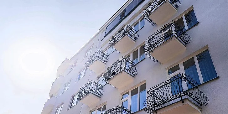V ceně není strava, ale dokoupit si můžete snídaně v nedaleké kavárně. 