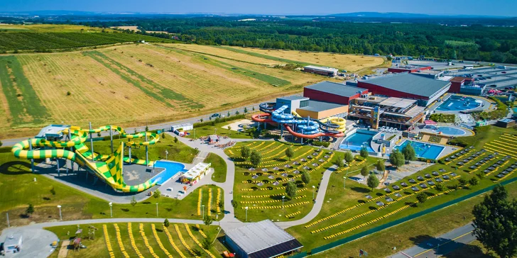 Čeká na vás 20 toboganů a skluzavek a 14 bazénů včetně venkovních termálních. 