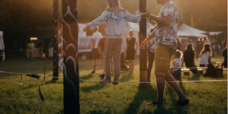 Pri slackline sa zabavia veľkí aj malí