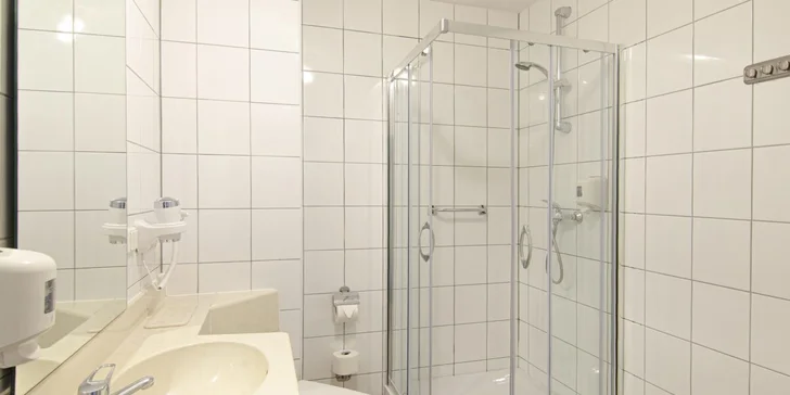 Samozrejmosťou je vždy kúpeľňa so sprchovacím kútom, WC a fénom.