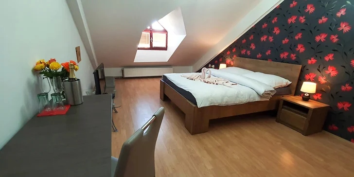Pokud si vyberete Romantický balíček, ubytujete se v romantickém pokoji nebo apartmánu (dle výběru a kapacit).