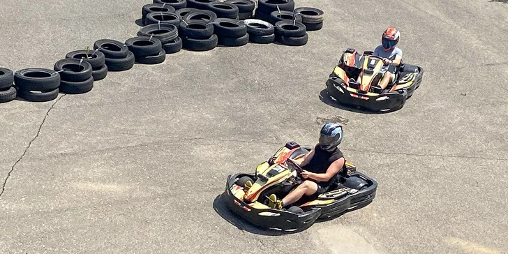 Pak si přijďte užít parádní jízdu na motokárách ve městě Rájec-Jestřebí.