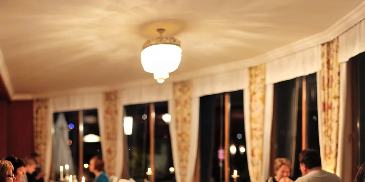 Součástí voucheru je také polopenze, kterou si vychutnáte v hotelové restauraci s krásným výhledem – slané i sladké snídaně vám ráno naservírují, večeři si vyberete z menu.