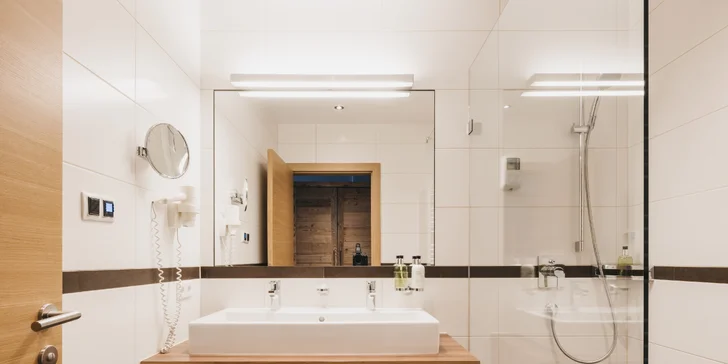 Připraven budete mít také set do wellness v podobě županů a pantoflí.


