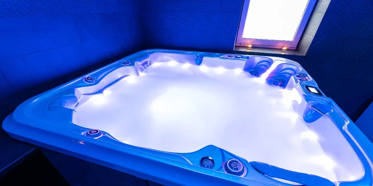 Těšte se na nejmodernější a masážně nejkomplexnější vířivou vanu Delphina Royal Vision od značky Canadian Spa, která má i ergonomické opěrky hlavy.
