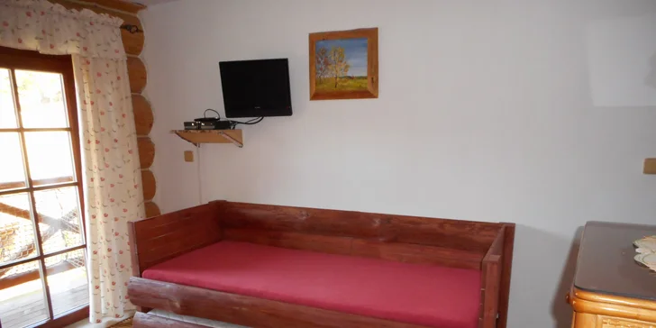 Gauč s výsuvným lůžkem na čtyřlůžkovém pokoji. Plnohodnotná lůžka