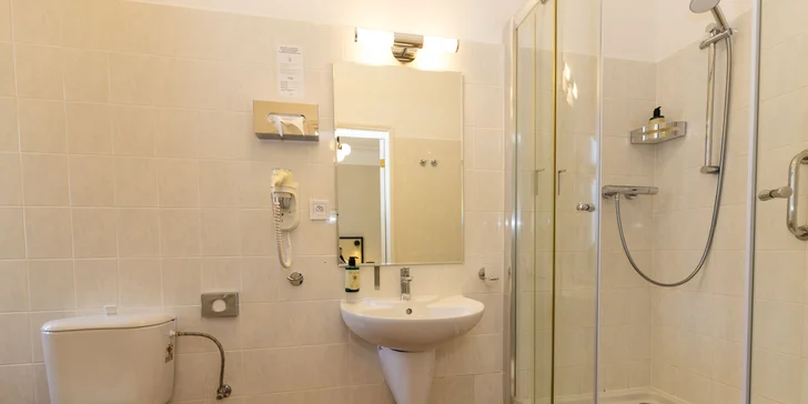 Samozrejmosťou je aj kúpeľňa so sprchou, WC a fénom.