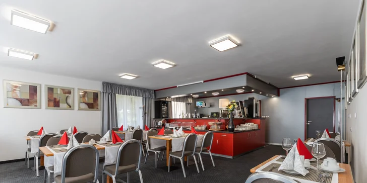 V restauraci si vychutnáte bufetové snídaně a v případě polopenze i tříchodové večeře.