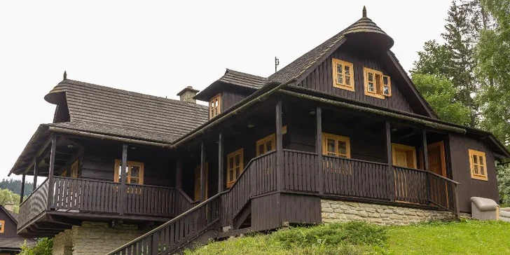 Ke všem chalupám patří uzamykatelná místnost na kola (na fotce chalupa U Kapličky).