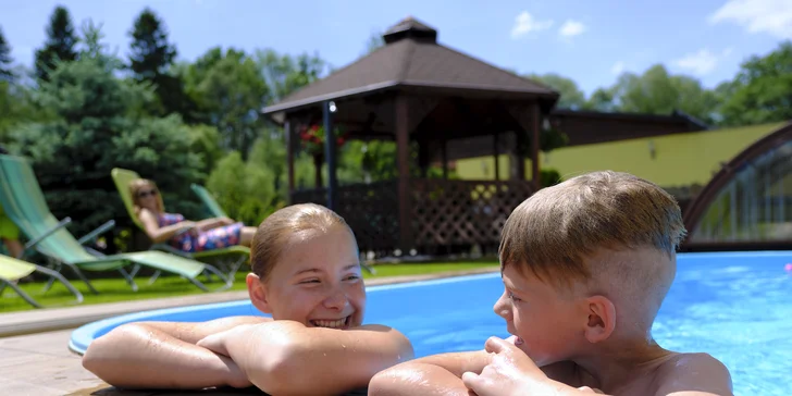 Pre deti je k dispozícií detské ihrisko s hojdačkami a šmýkačkou pre najmenších aj trampolína pre tých starších.