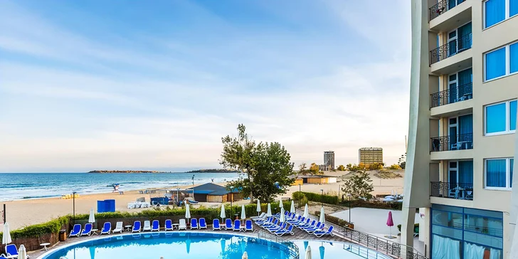 Moderní architektura vpouští horizont Černého moře přímo do hotelu.