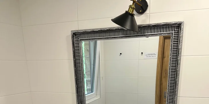 Úplne novú kúpeľňu budete mať k dispozícii približne 50 metrov od domčeka.