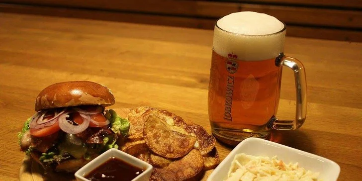 Ke každému máte i porci lupínků a výborný Coleslaw.