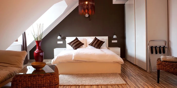 Kromě komfortního lůžka vás na pokoji čeká také minibar, telefon, připojení k Wi-Fi a LCD televizor.