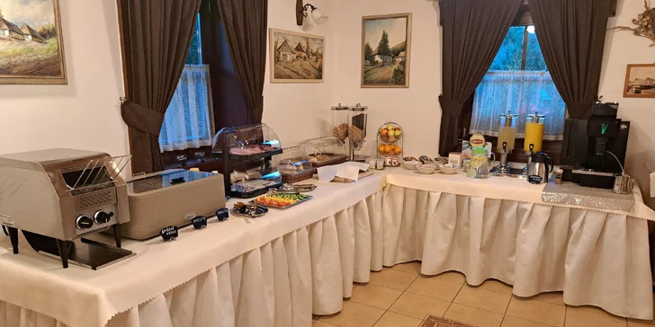 Pokud si zvolíte ubytování se snídaní, každé ráno na vás ve společenské místnosti bude čekat snídaňový bufet s pestrou nabídkou.