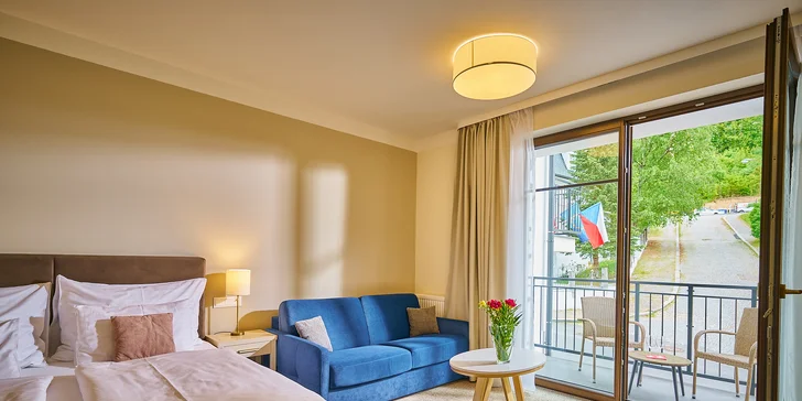 V každej izbe je manželská posteľ, TV, Wi-Fi aj minibar.