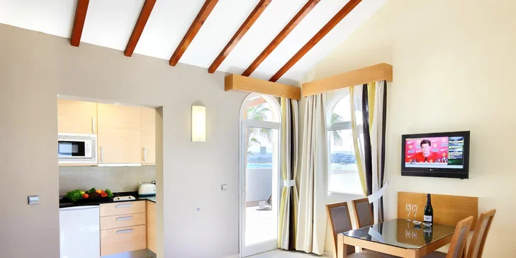 Bydlet budete v prostorném apartmánovém bungalovu až pro 4 osoby.