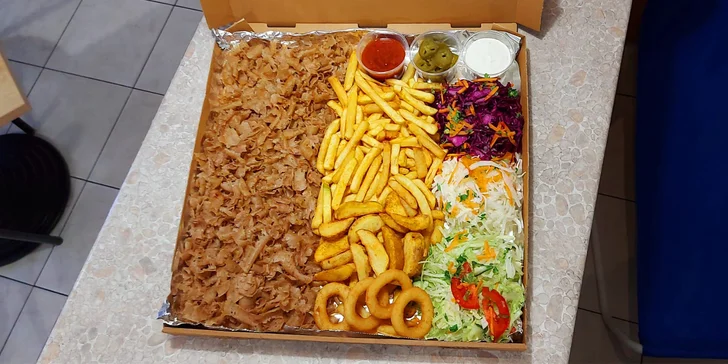 Co takhle party box s hromadou masa, hranolků a cibulových kroužků?