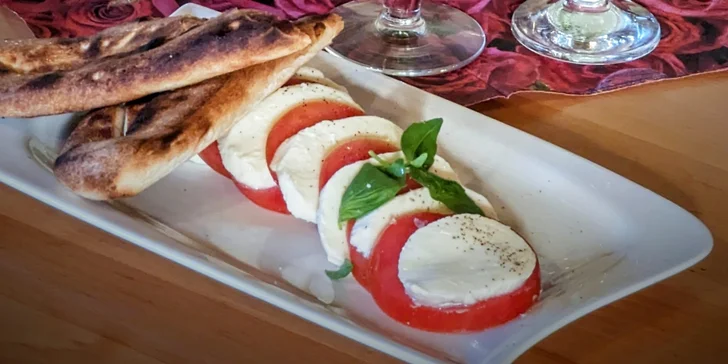 Degustační večeře začne vždy salátem caprese. 