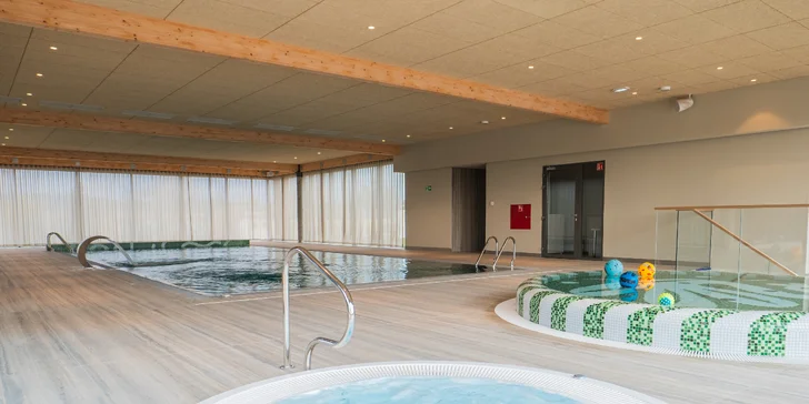 Kromě bazénu je ve wellness i vířivka a brouzdaliště.