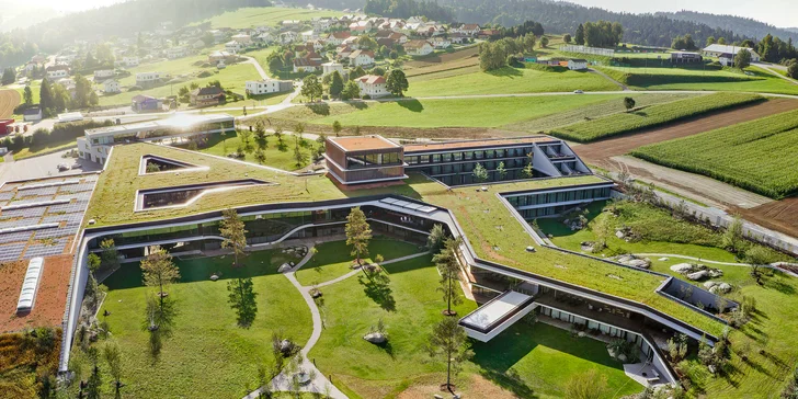 V unikátnom komplexe Loxone Campus vás čaká neobmedzený relax vo wellness zóne, bohaté raňajky a všadeprítomný pokoj a pohoda čerpajúca z okolitej prírody.