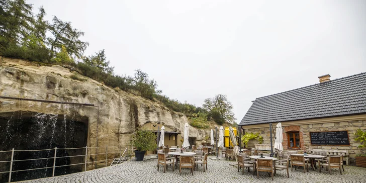  Kousek od Hokova najdete rozhlednu Tobiášův vrch, Schillerovu rozhlednu nebo menhiry.