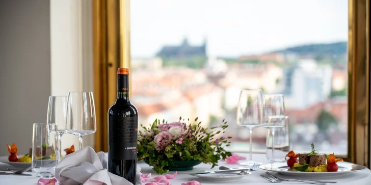 Do restaurace můžete zajít i na oběd nebo večeři, vaří tu české i mezinárodní speciality. 