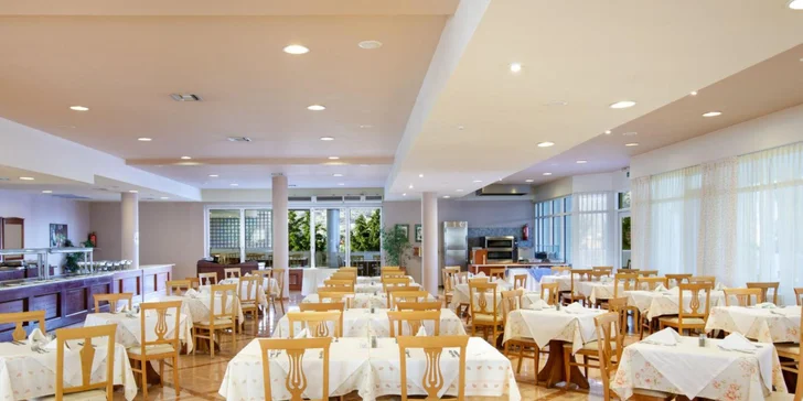 V hlavní hotelové restauraci na vás čekají bufetové snídaně, obědy a večeře, které jsou pravidelně doplňovány o kulinářské tematické večery. 