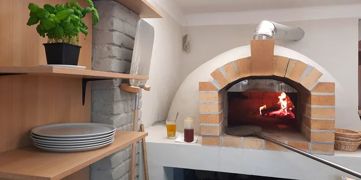 Třeba pizza se smetanou, mozzarellou, šunkou, kukuřicí a žampiony nebo pizza se čtyřmi druhy sýru.